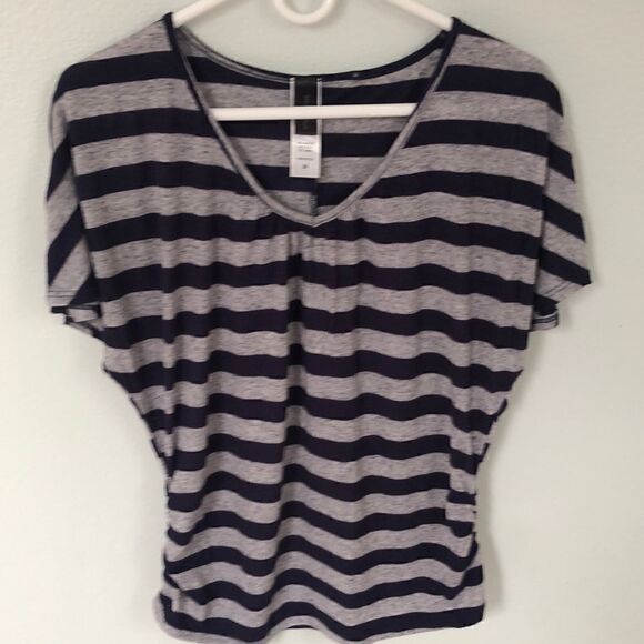 Molly Maxi Vneck striped short sleeve shirt.  Size Medium. - Picture 1 of 4